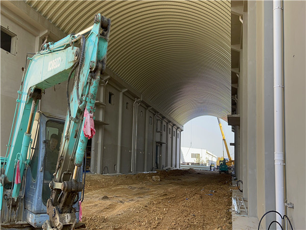 遼寧某糧庫(kù)機(jī)械罩棚拱形屋頂工程案例分享遼寧糧庫(kù)拱形屋頂施工現(xiàn)場(chǎng)2 遼寧某糧庫(kù)機(jī)械罩棚拱形屋頂工程案例分享遼寧糧庫(kù)拱形屋頂施工現(xiàn)場(chǎng)2